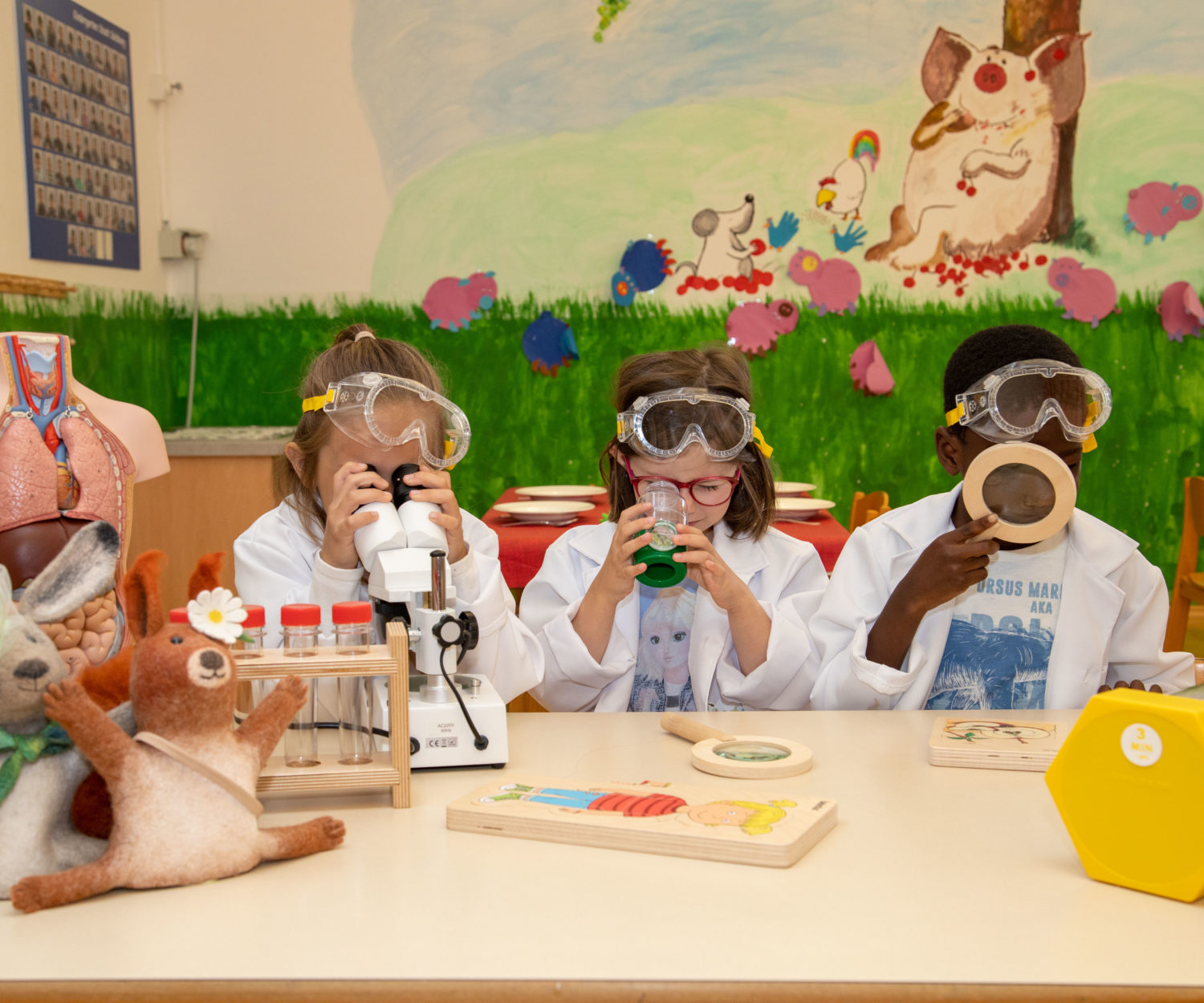 Kindergarten Itzling 1,
Spürnasenecke, ein Labor für Kinder und die dazugehörigen Fortbildungen für Pädagogen und Pädagoginnen,
im Bild v. l.: Emma, Sophie und Kevin forschen intensiv.
05.07.2021
Foto: Susi Berger / Camera Suspicta