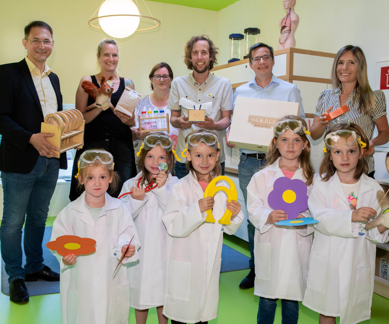 Große Freude herrschte im Kindergarten Sighartstein in Neumarkt a. Wallersee bei der offiziellen Übergabe der neuen Spürnasenecke durch die Privatkäserei WOERLE. Im Bild vorne (v. li.) die kleinen „Forscherinnen“ Eva, Alina, Simone, Jana,und Hanna sowie dahinter  (v. li.) Bürgermeister Adolf Rieger, Diana Reuter  (Ltg. WOERLE-Produktmanagement), Daniela Rogl (Kindergartenleitung Sighartstein), Gerrit Woerle 
(GF WOERLE), Josef Eder und Bernadette Unger (beide Spürnasenecke GmbH).
Bildnachweis: Franz Neumayr / Abdruck honorarfrei!