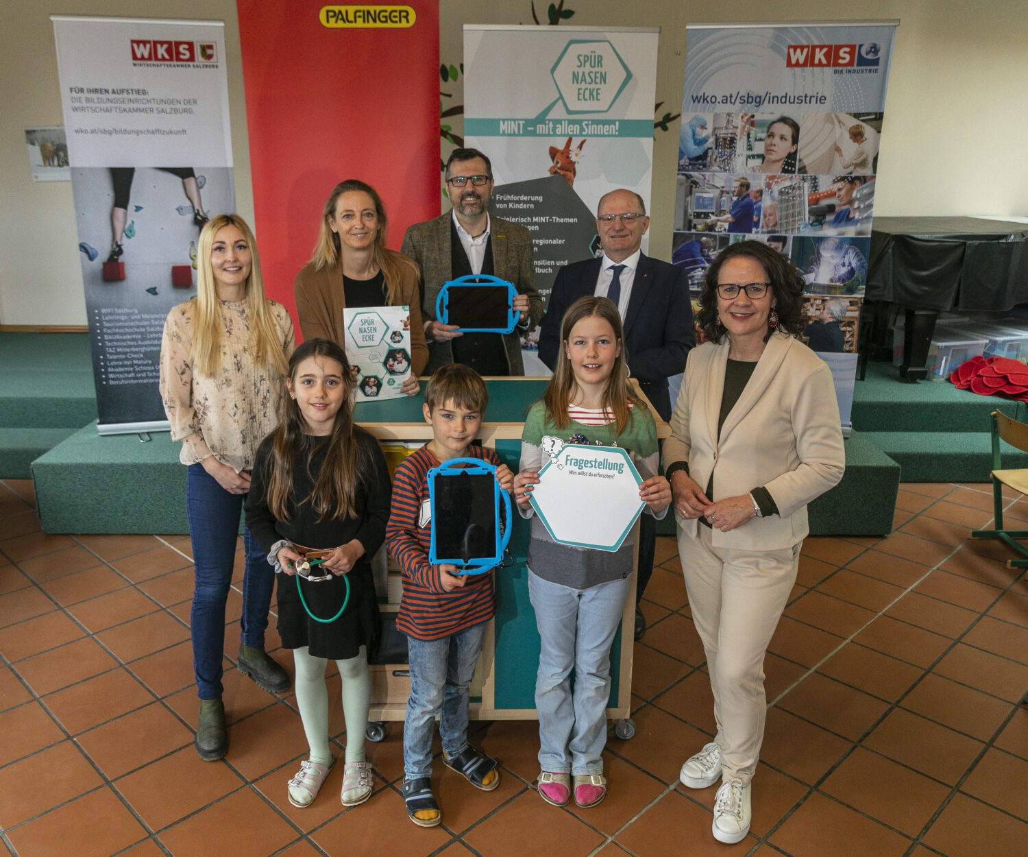 Neudecker, Tischler, Gruber, Mair, Gutschi, Kinder:Leonie, Christopher, Linda, Pressekonferenz Spürnasen Primary, schließt Wissenlücken, VS Bergheim, Salzburg, 20230309 Foto: wildbild, Herbert Rohrer